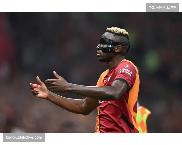 镜头记录:那不勒斯前锋奥斯梅恩前场追抢门将至角旗区,赢得全场掌声